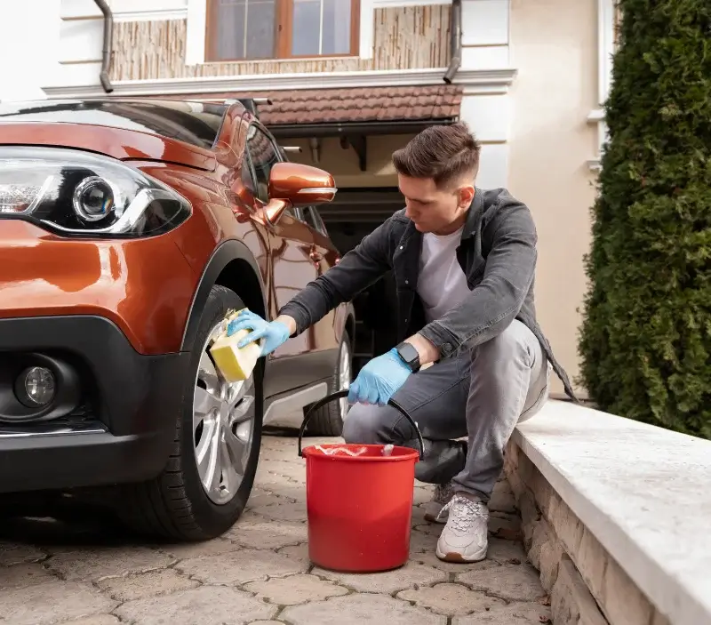 Lavage auto à domicile La Trinité-sur-Mer : professionnel intervenant sur un véhicule